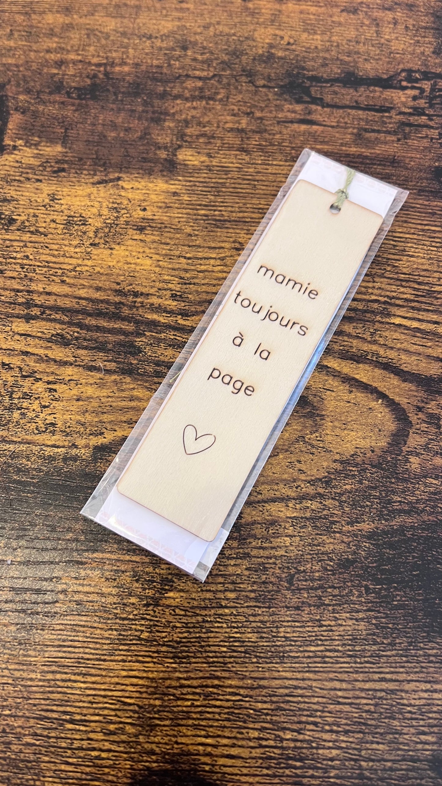 Marque page bois - mamie à la page